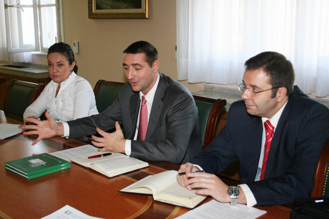 Ministar Dulić sa svojim saradnicima: Biljana Filipović (levo) i Đorđe Milić (desno)